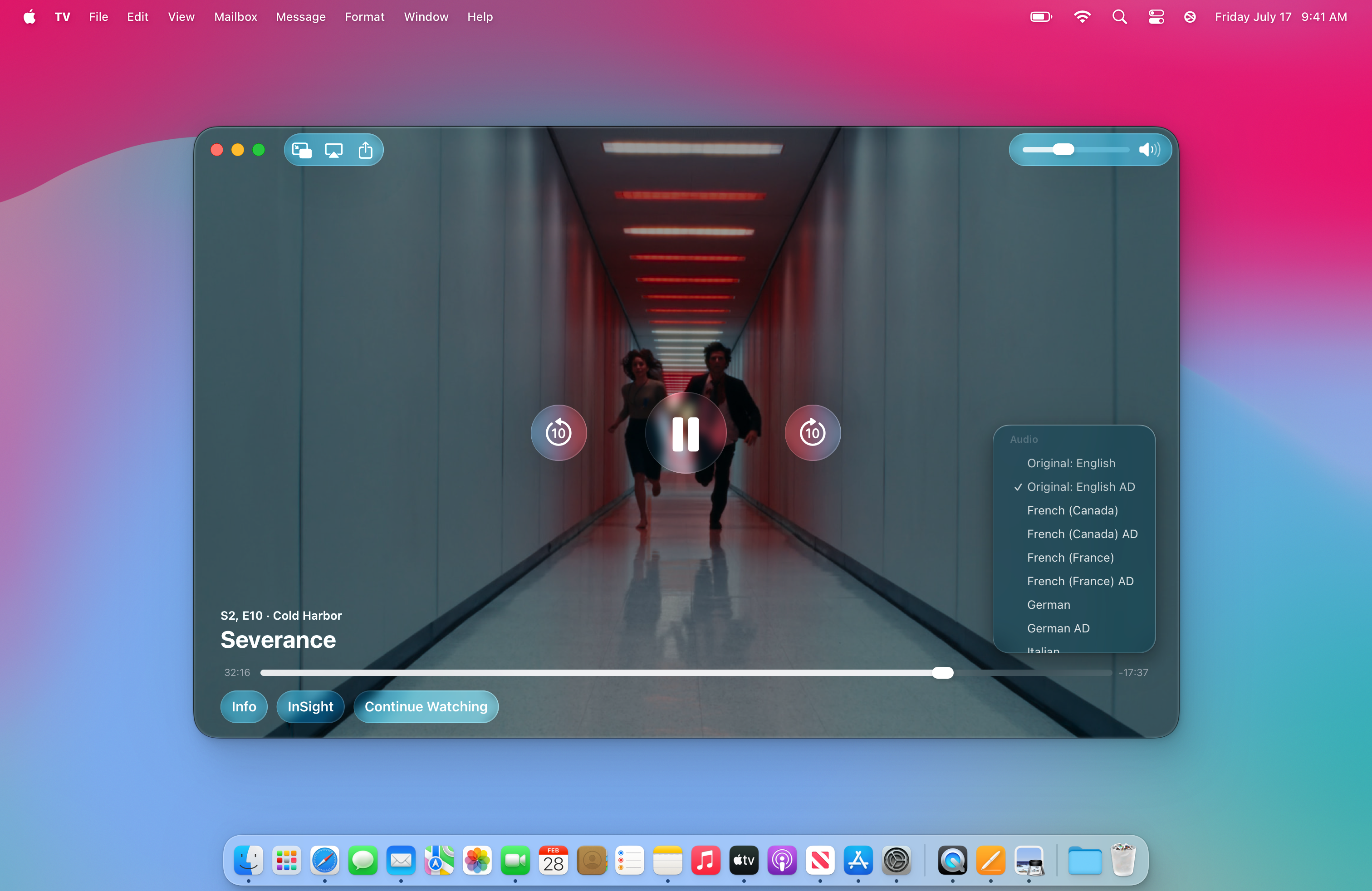 Mac用Apple TVアプリのスクリーンショット。「セヴェランス」のシーンで、2人のキャラクターが玄関ホールを走っている様子が表示されている。オーディオトラック選択メニューが開いており、「Original: English AD」が選択されている。