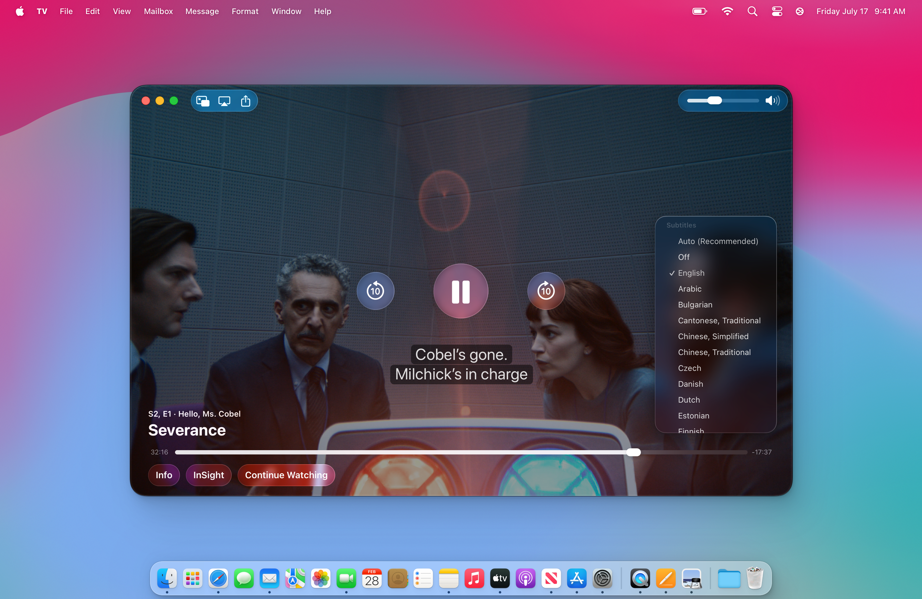 Mac用Apple TVアプリのスクリーンショット。赤と青の明かりで照らされた小さな部屋に4人のキャラクターが座り、議論に熱中しているシーンが表示されている。字幕には、「コーベルは行ってしまった。」「ミルチックが責任者だ」と書いてある。