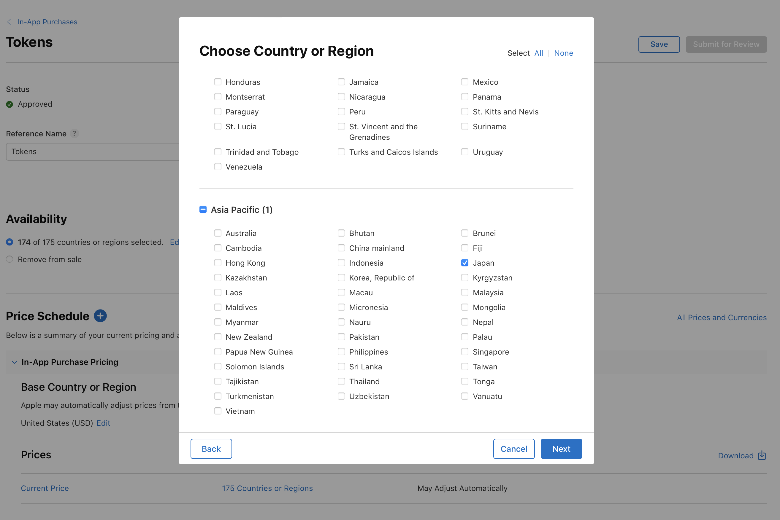 国または地域を選択してアプリ内課金の価格を管理するためのAppleのインターフェイスのスクリーンショット。「国または地域を選択する」というタイトルのポップアップウインドウの「配信状況」の下に、国または地域がアルファベット順で一覧表示されている。オーストラリア、中国本土、日本など、アジア太平洋の特定の国または地域が選択されている。「すべて選択」「なし」「保存」「キャンセル」「戻る」「次へ」の各ボタンがある。