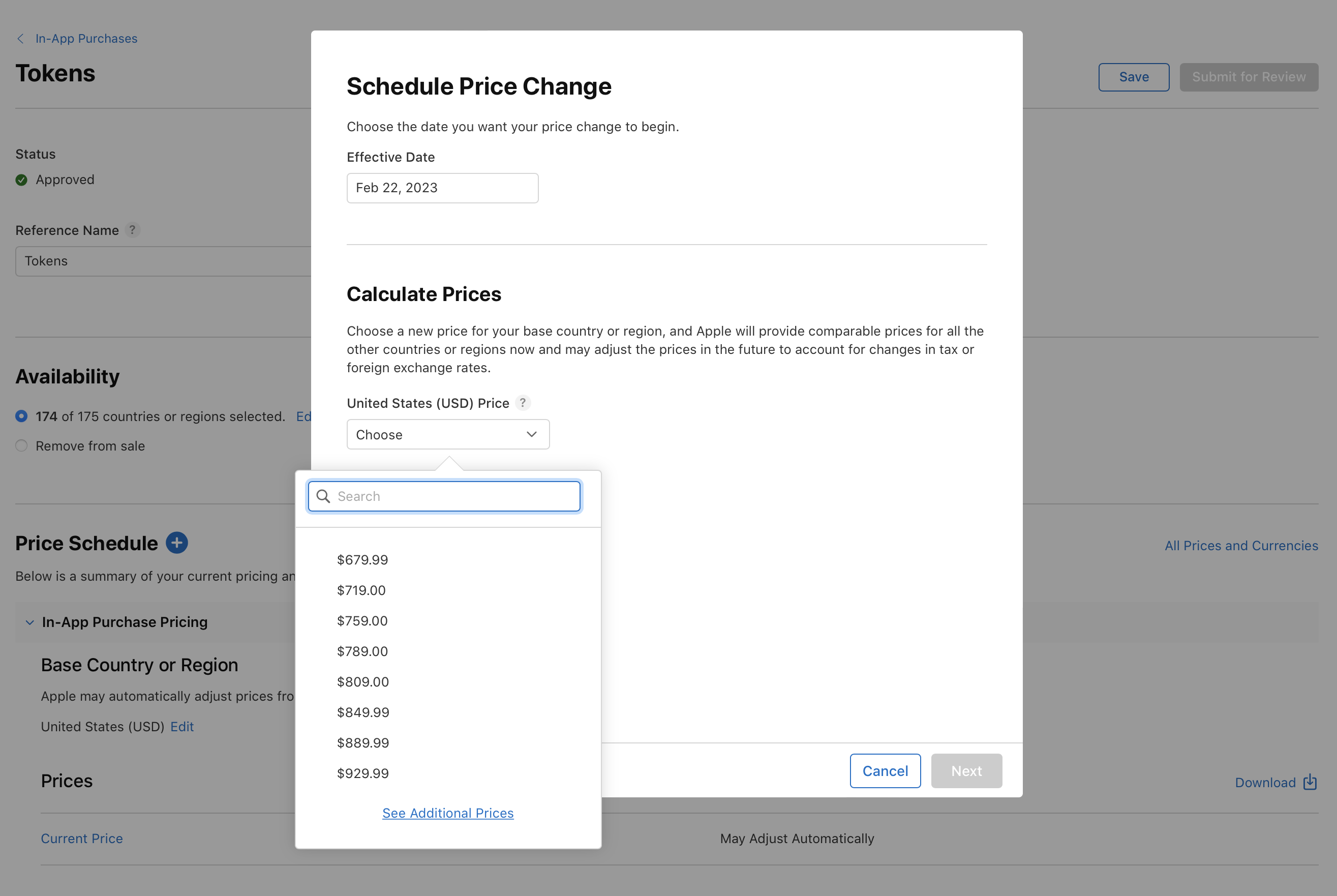 App Store Connectの「価格変更をスケジュール」インターフェイスのスクリーンショット。ユーザは、価格変更の適用開始日を選択し、基準となる国または地域に基づいて新しい価格を算出できる。ドロップダウンメニューには、0.99ドルから929.99ドルまで、アメリカ合衆国(USD)のさまざまな価格帯が表示されている。「キャンセル」と「次へ」というナビゲーションボタンがある。