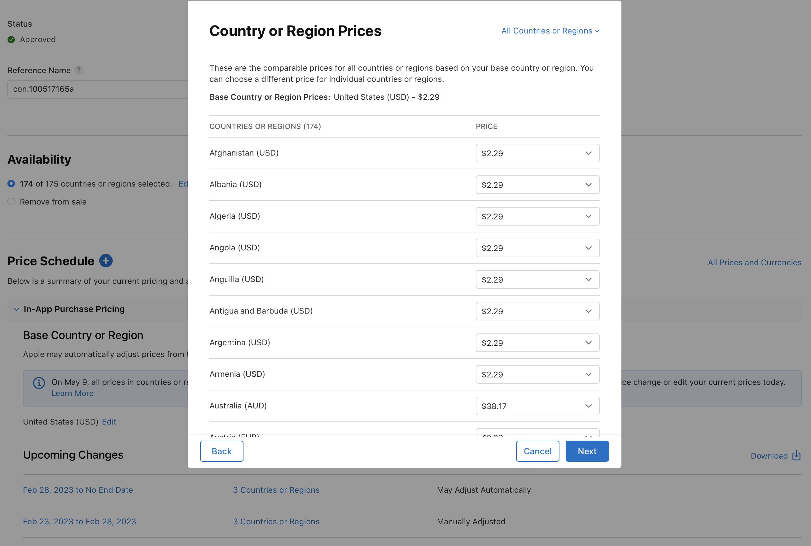 App Store Connectのインターフェイスのスクリーンショット。国または地域ごとのアプリ内課金の価格を管理するための画面。国または地域の一覧とともに、USD建ての現在の価格と、異なる価格を選択するためのドロップダウンが表示されている。「戻る」、「キャンセル」、「次へ」の各ナビゲーションボタンがある。