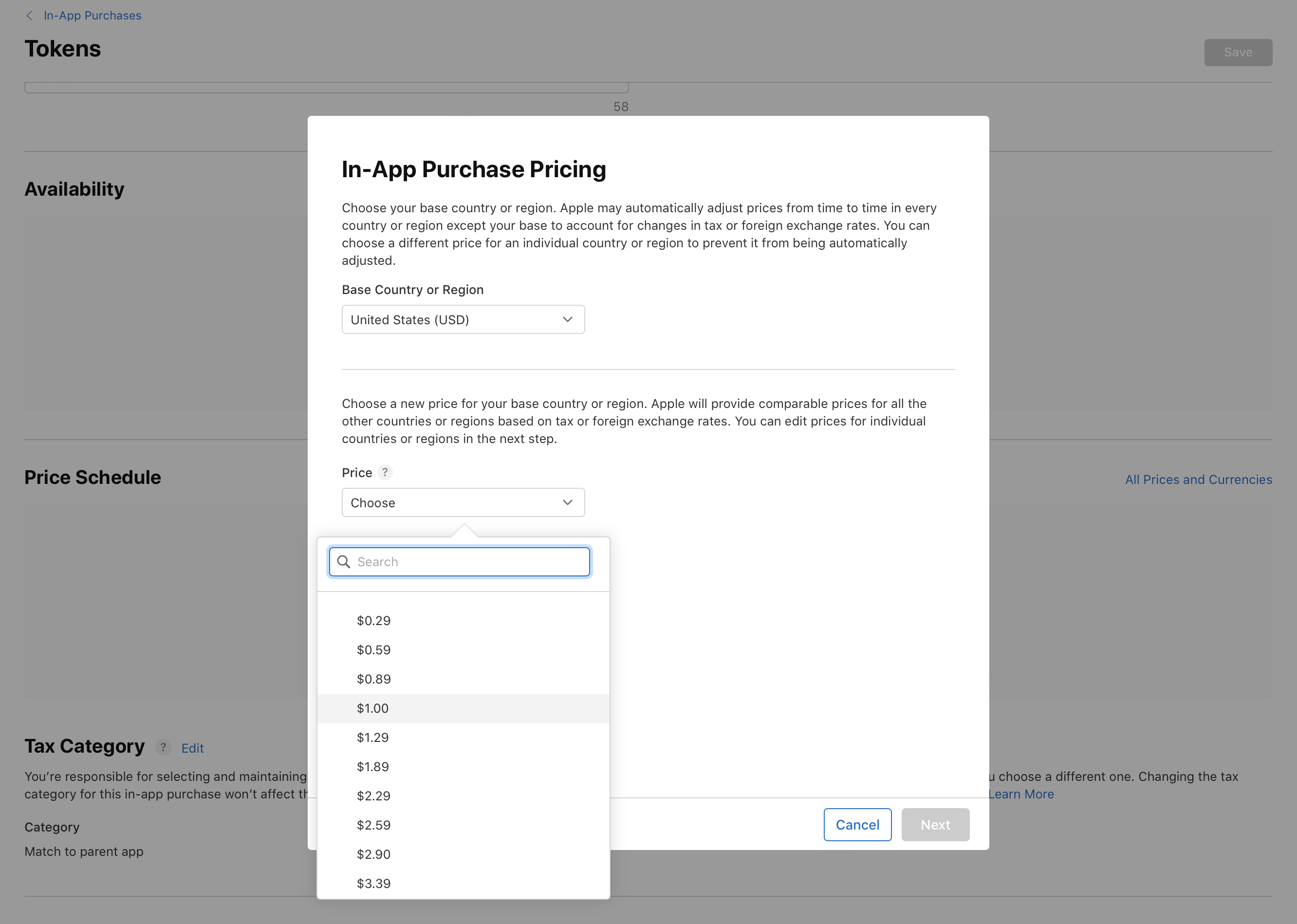 App Store Connectのインターフェイスのスクリーンショット。アプリ内課金の価格を設定するための画面。基準となる国または地域、価格、税金カテゴリを選択するためのドロップダウンメニューがある。基本価格の選択と、税額や通貨の変更に基づく自動調整に関する説明が記載されている。キャンセルするか「次へ」を選択して続行する選択肢が表示されている。