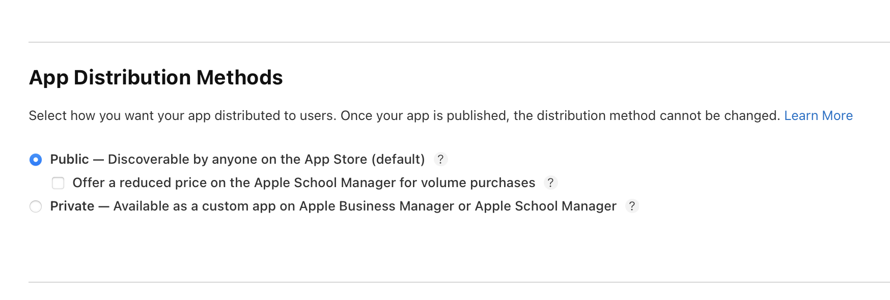「アプリの配信方法」セクションのスクリーンショット。「公開 — App Storeで誰でも見つけることができます(デフォルト)」と「非公開 — Apple Business ManagerまたはApple School Managerでカスタムアプリとして配信されます」の2通りの配信方法オプションが表示されています。「公開」のセクションが選択されています。